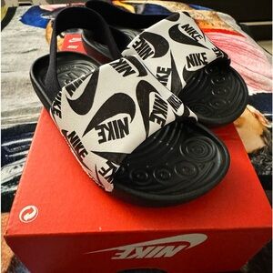 NWB‼️TODDLER NIKE KAWA WHITE / BLACK LOGO SLIDES SE JDI (TD) CW3360 100, Size 9C